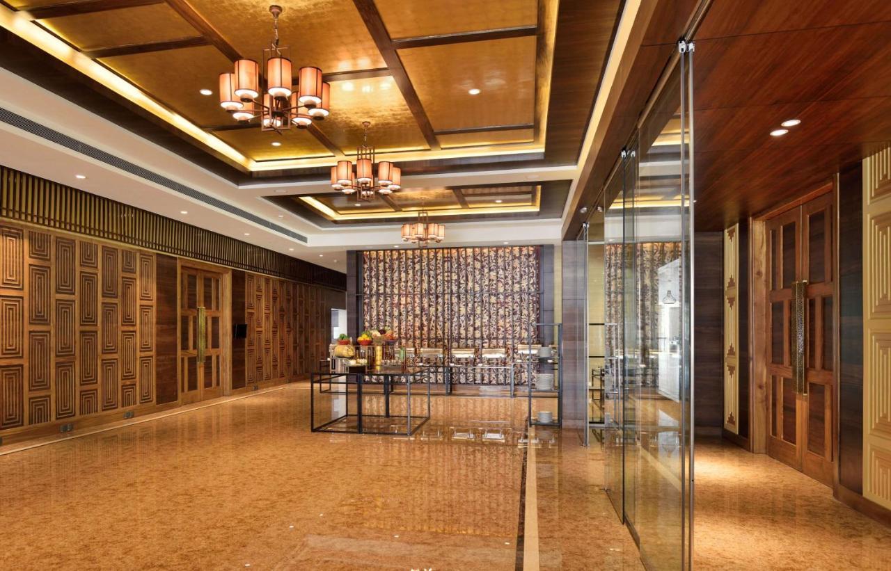Radisson Blu Plaza Resort & Convention Centre Карджат Екстериор снимка The lobby of the hotel