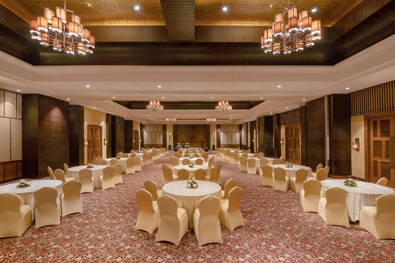 Radisson Blu Plaza Resort & Convention Centre Карджат Екстериор снимка The Royal Ballroom
