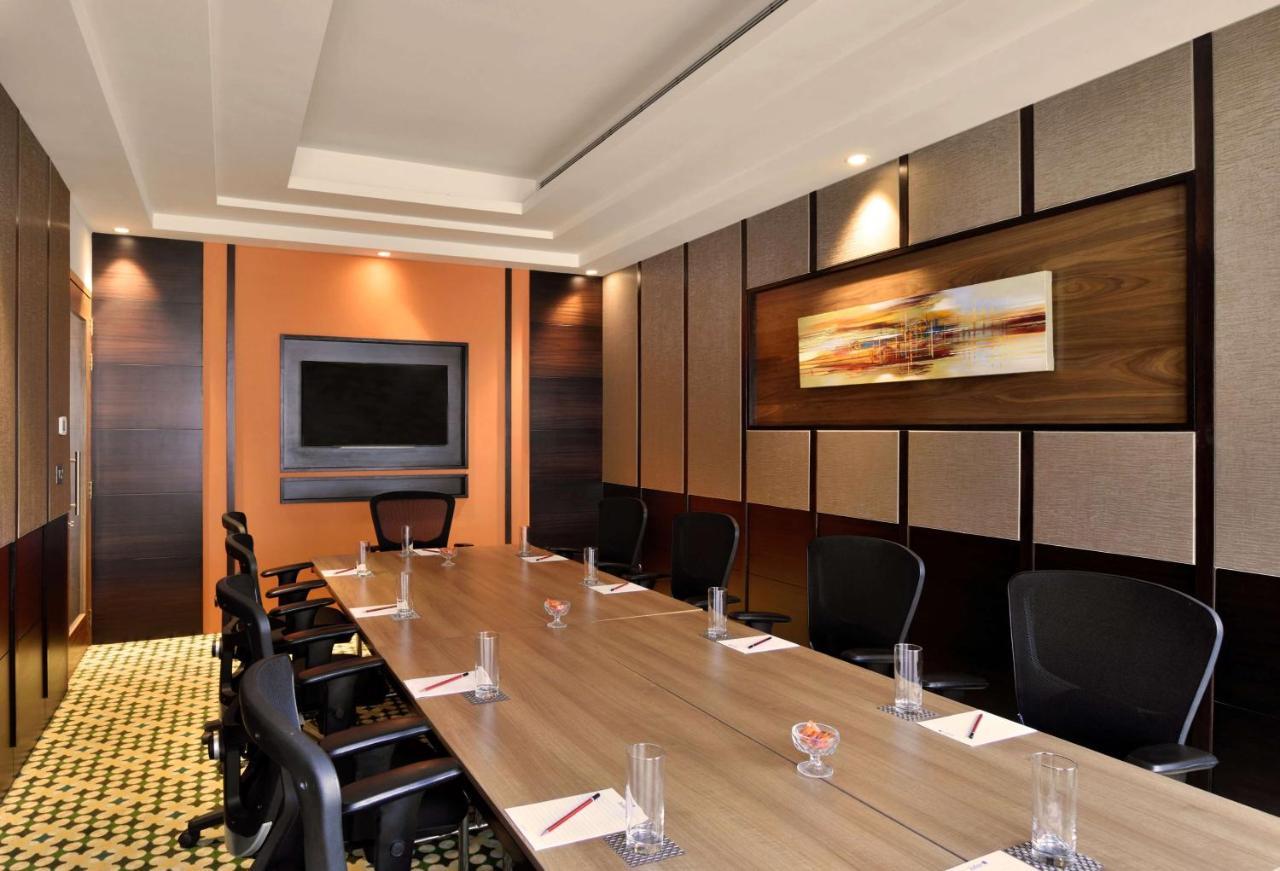 Radisson Blu Plaza Resort & Convention Centre Карджат Екстериор снимка Meeting room