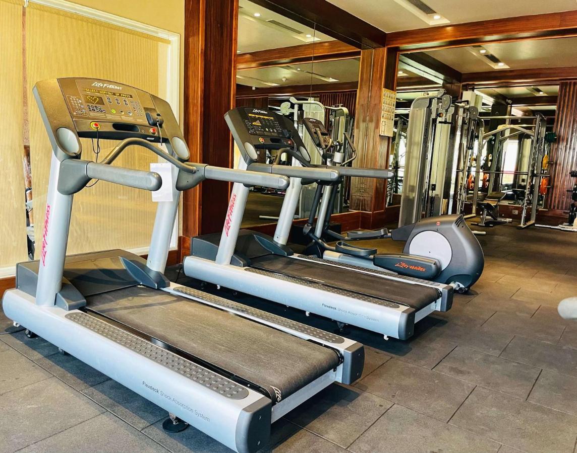 Radisson Blu Plaza Resort & Convention Centre Карджат Екстериор снимка Treadmills at a gym