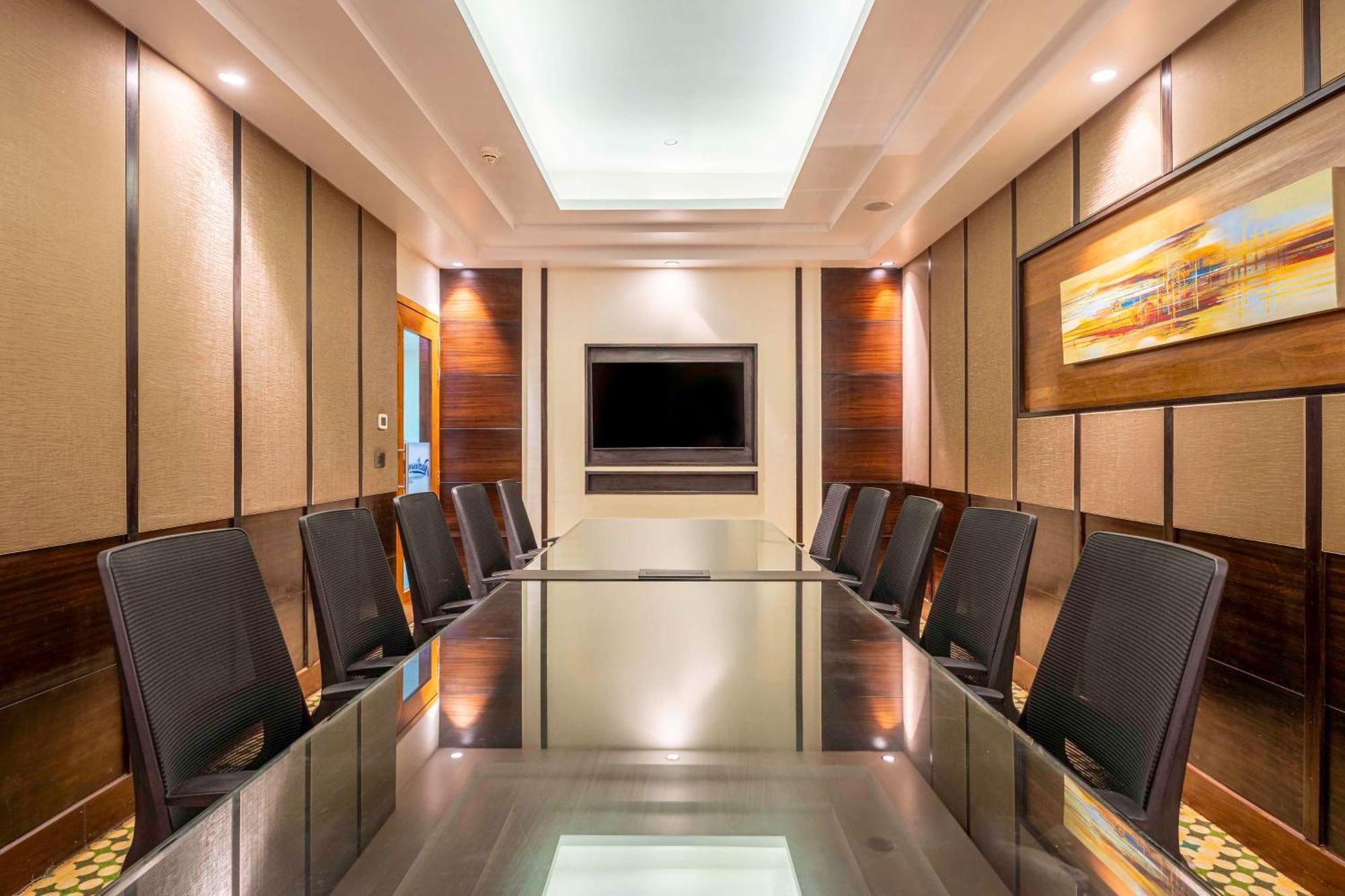 Radisson Blu Plaza Resort & Convention Centre Карджат Екстериор снимка A boardroom