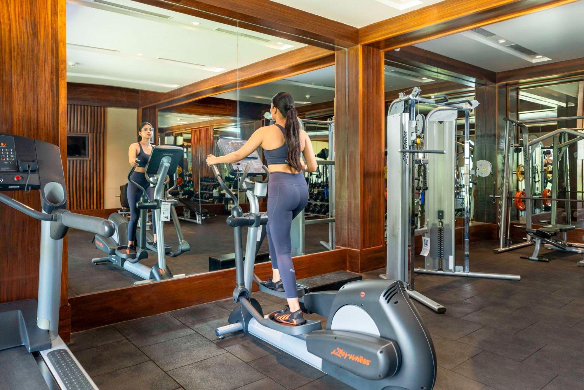 Radisson Blu Plaza Resort & Convention Centre Карджат Екстериор снимка A woman on an elliptical trainer
