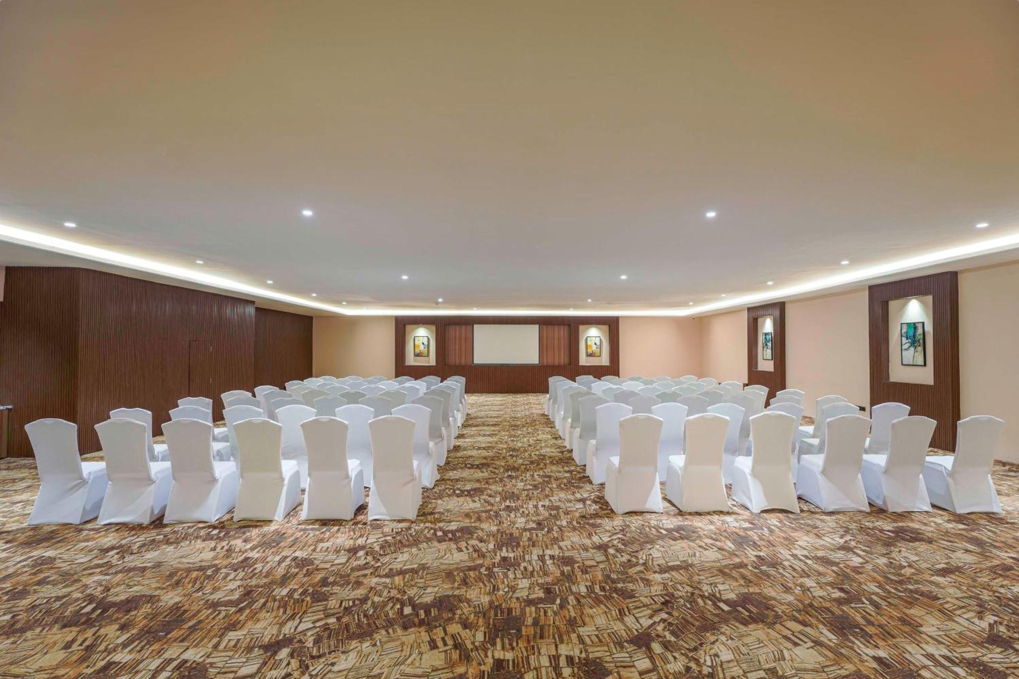 Radisson Blu Plaza Resort & Convention Centre Карджат Екстериор снимка The ballroom