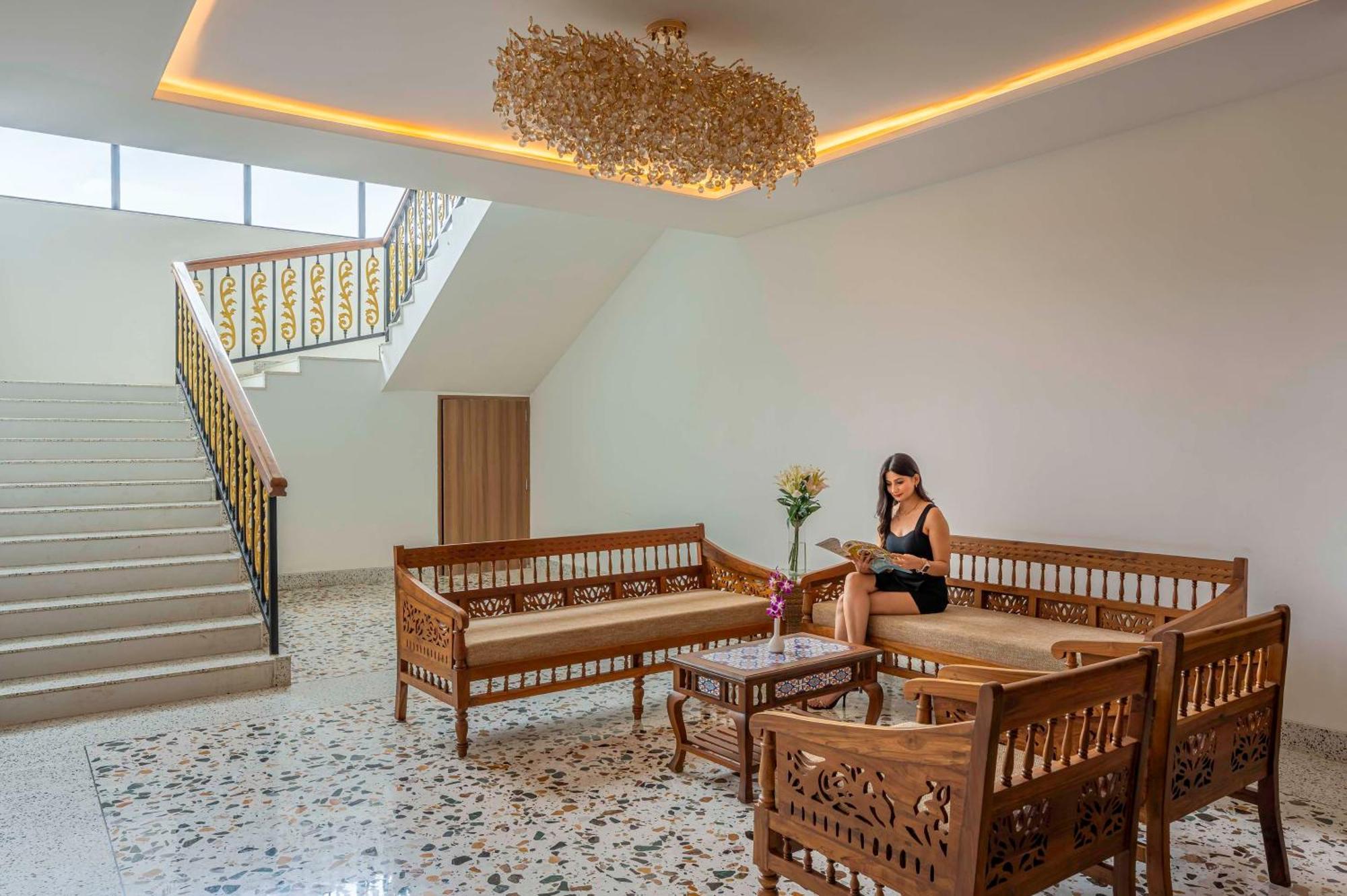 Radisson Blu Plaza Resort & Convention Centre Карджат Екстериор снимка Lobby