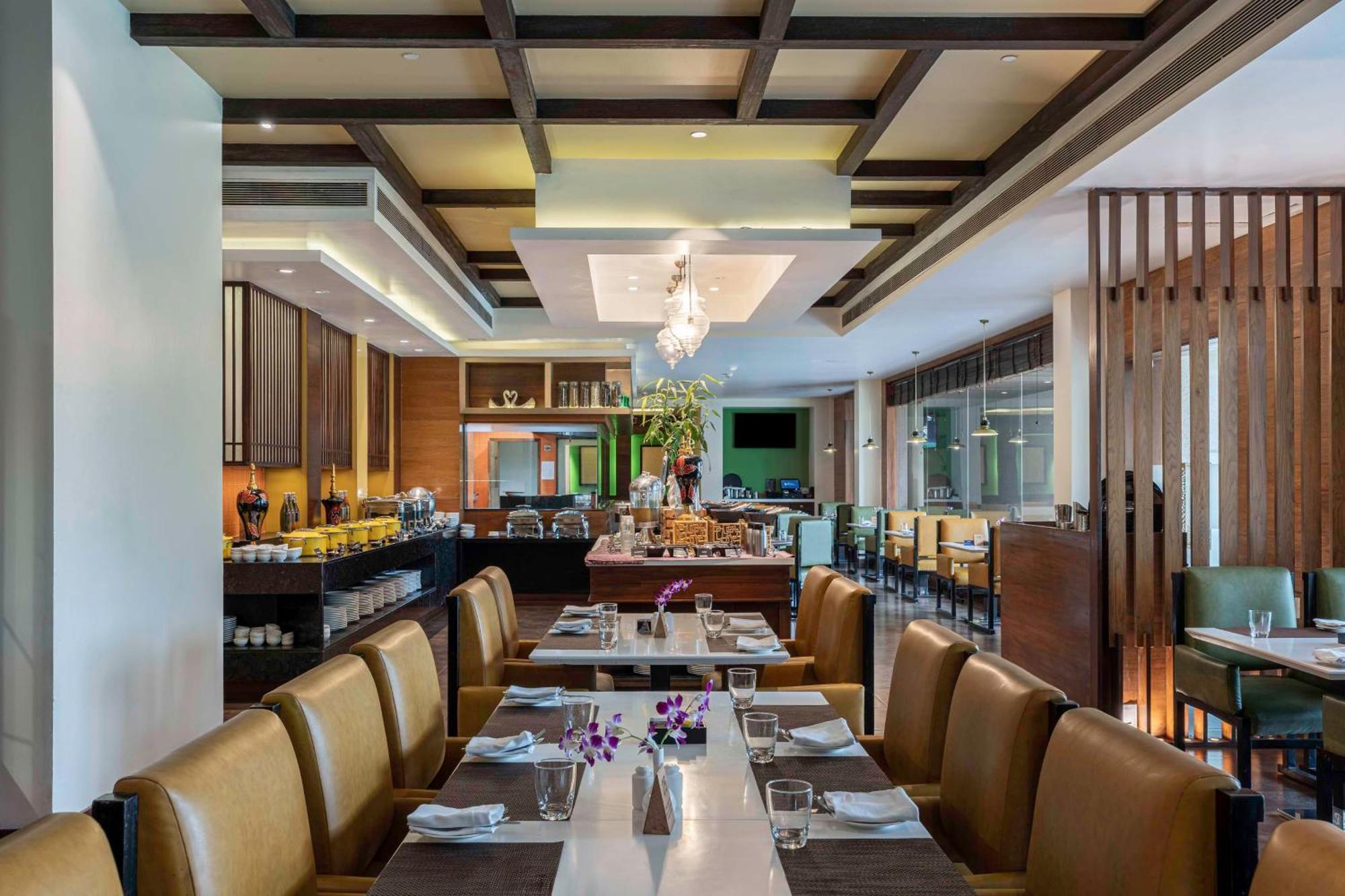 Radisson Blu Plaza Resort & Convention Centre Карджат Екстериор снимка The restaurant
