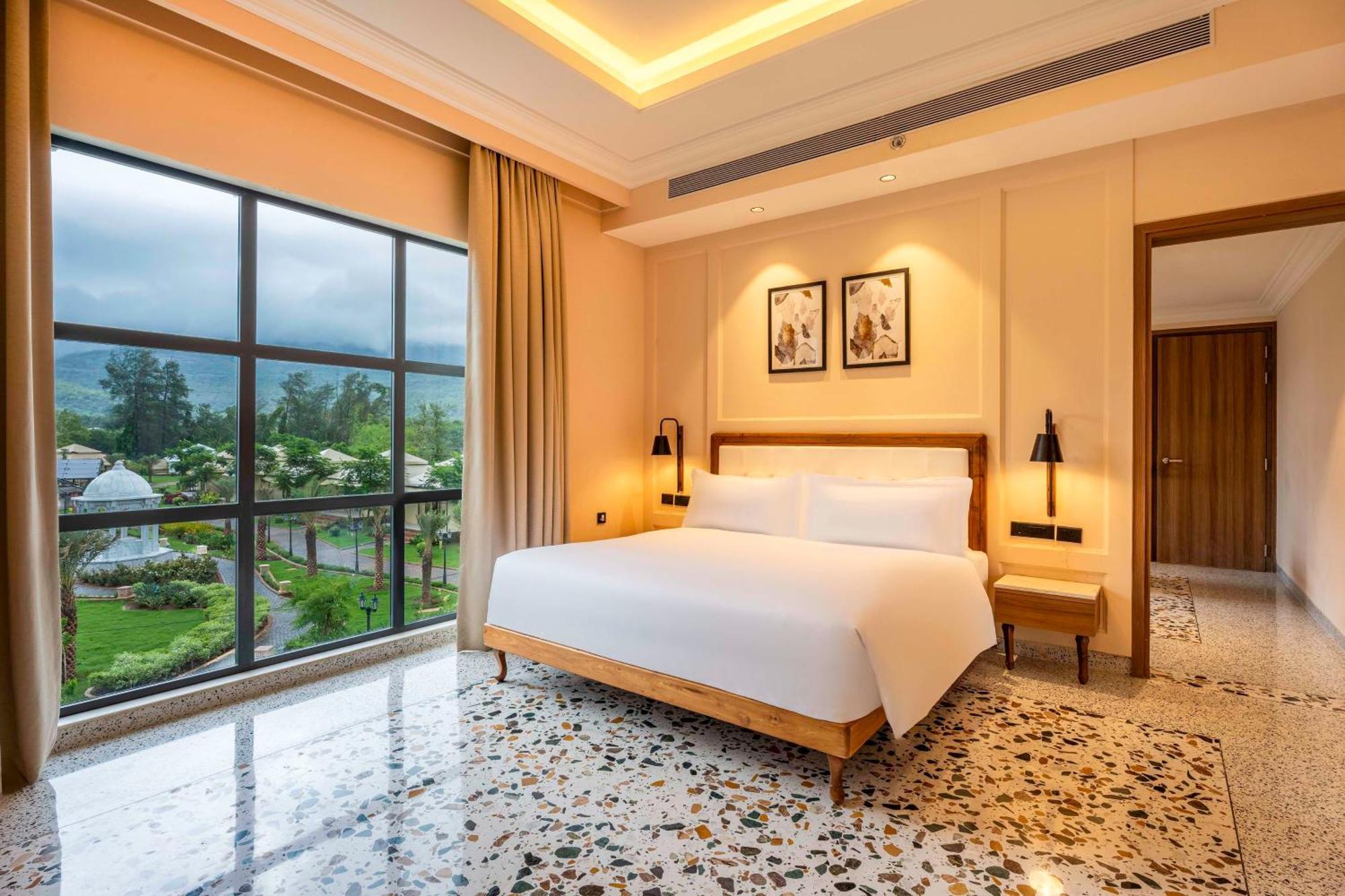 Radisson Blu Plaza Resort & Convention Centre Карджат Екстериор снимка A bedroom at the hotel