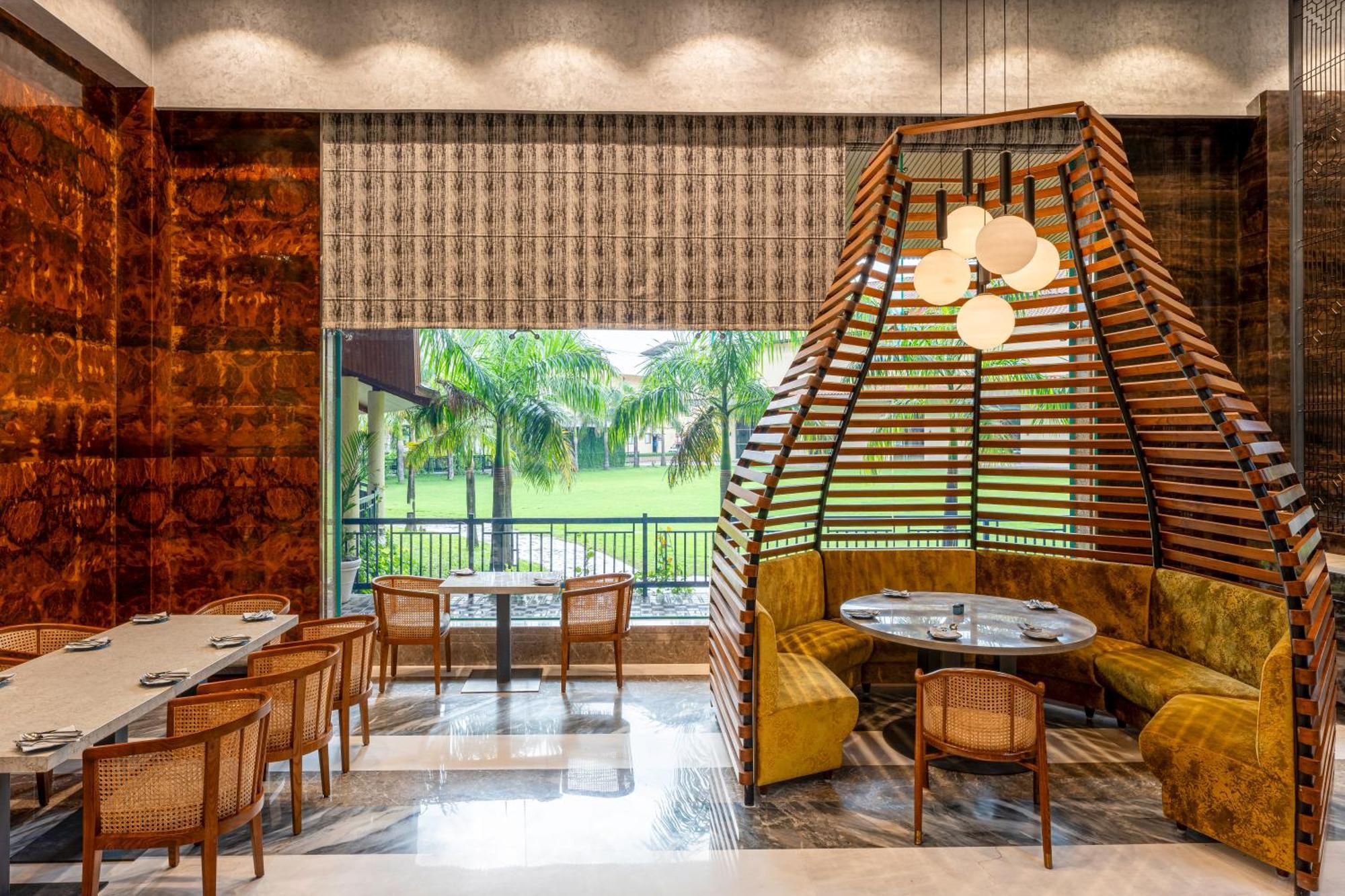 Radisson Blu Plaza Resort & Convention Centre Карджат Екстериор снимка The restaurant at the Taj Bengal