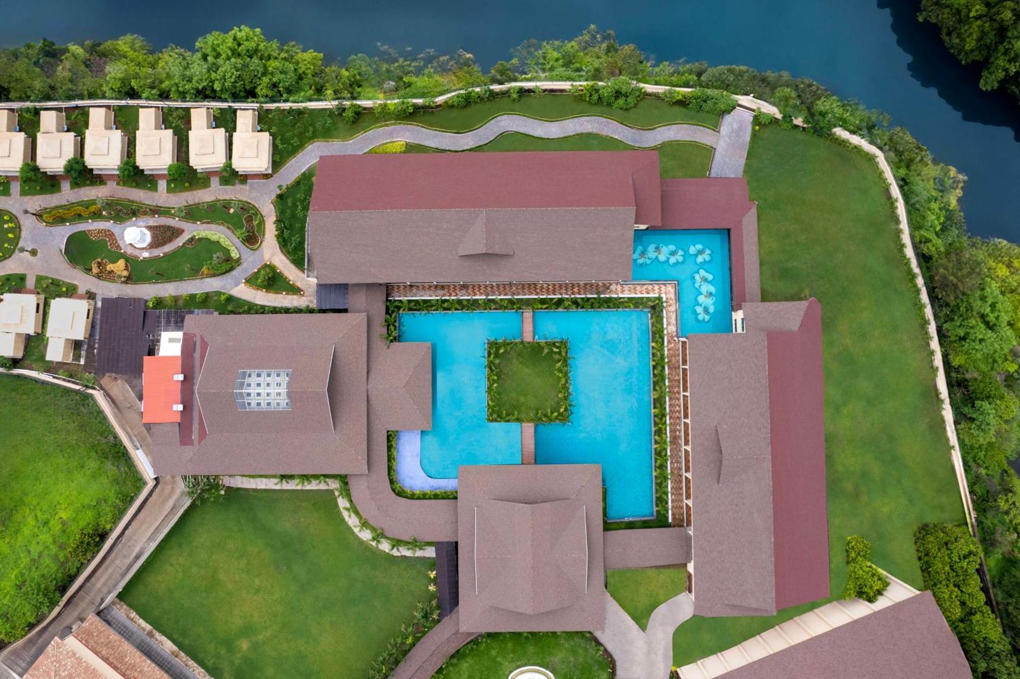 Radisson Blu Plaza Resort & Convention Centre Карджат Екстериор снимка Aerial view of the resort