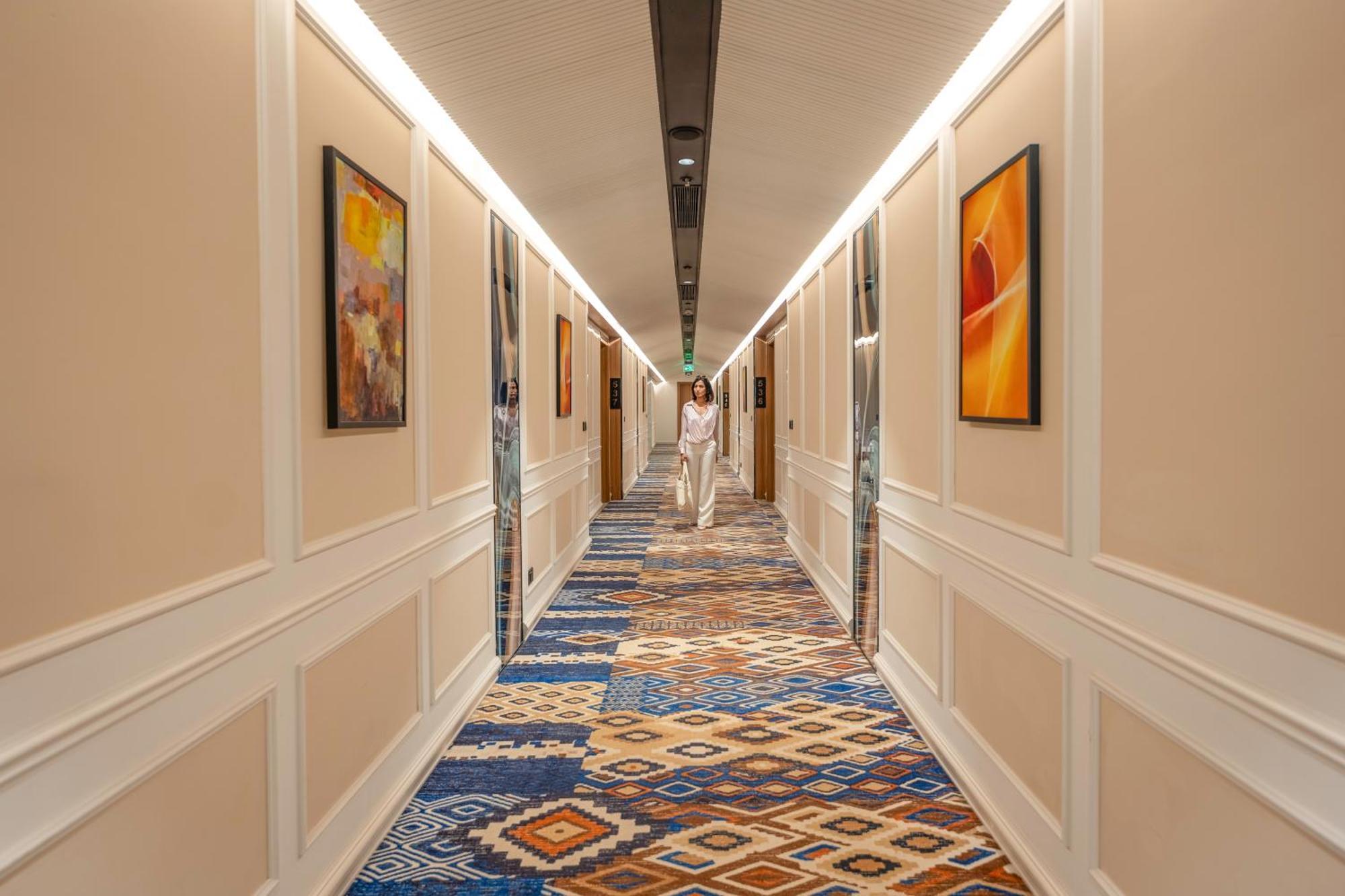 Radisson Blu Plaza Resort & Convention Centre Карджат Екстериор снимка A corridor at the hotel