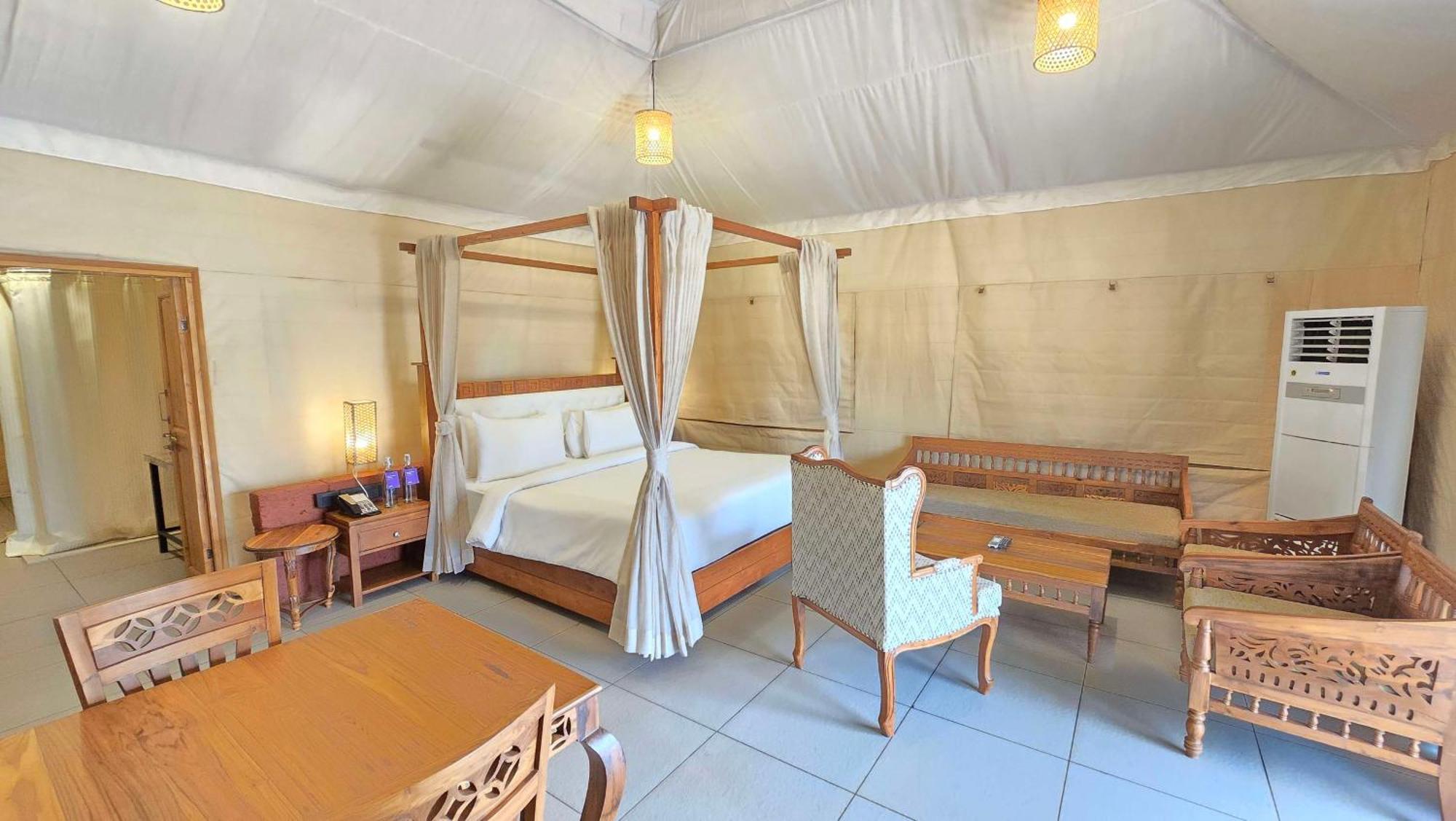 Radisson Blu Plaza Resort & Convention Centre Карджат Екстериор снимка A bedroom in a tent at the resort