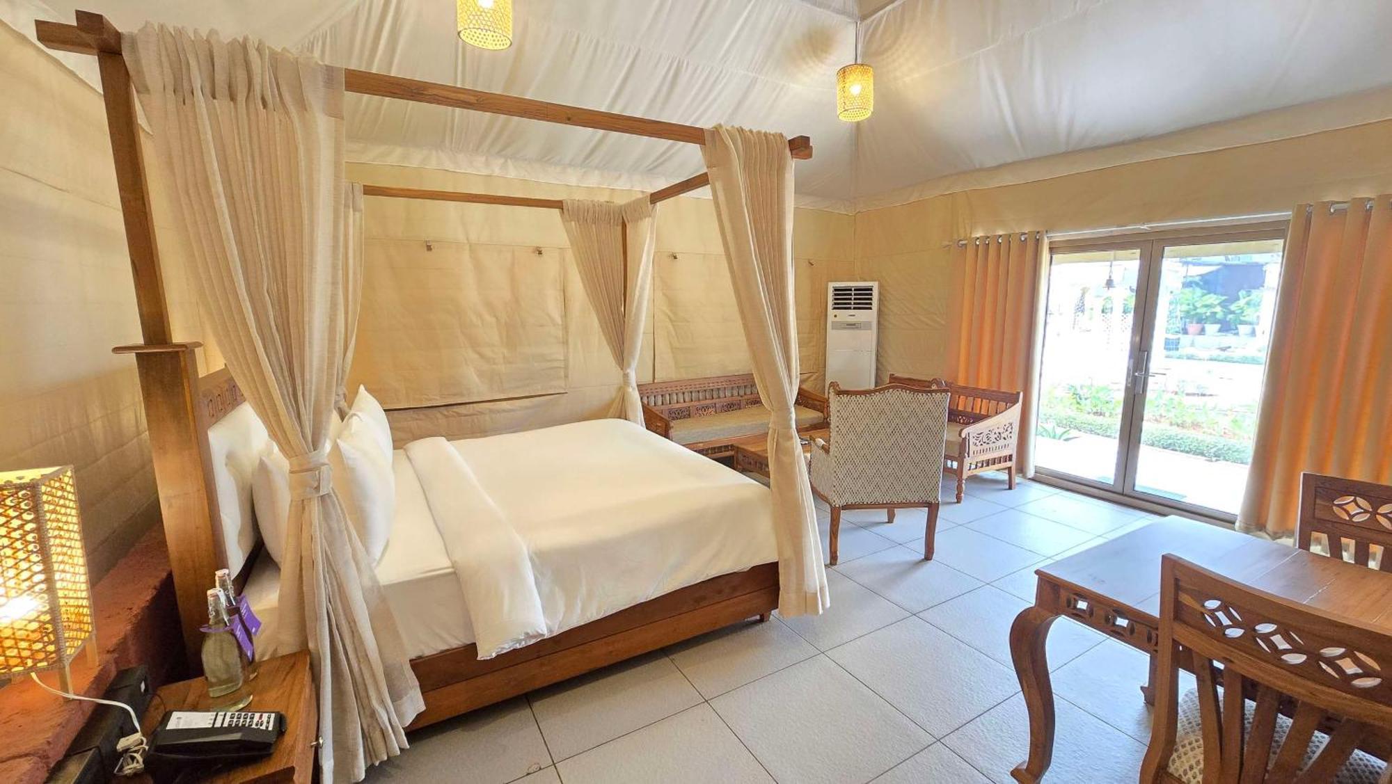 Radisson Blu Plaza Resort & Convention Centre Карджат Екстериор снимка A bedroom at the resort