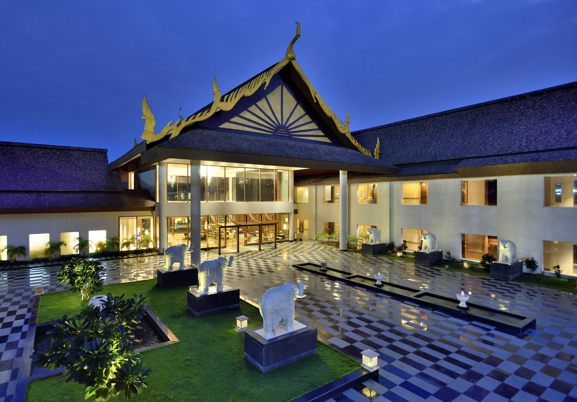 Radisson Blu Plaza Resort & Convention Centre Карджат Екстериор снимка The Royal